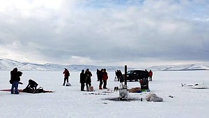 Eskimo usulü balık avlıyorlar.