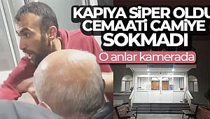 Kapıya siper oldu, cemaati camiye sokmadı: O anlar kamerada